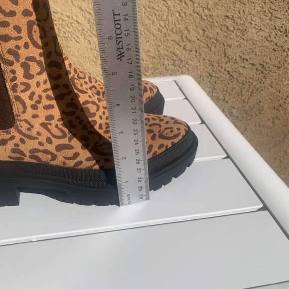 Lucky Brand lug sole animal print cheetah suede Chelsea boots size 6.5M - Picture 7 of 16